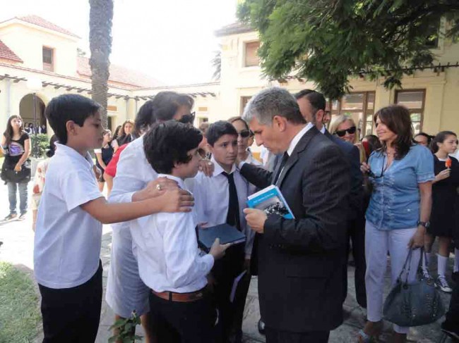 Alumnos conversan con el gobernador Claudio Poggi