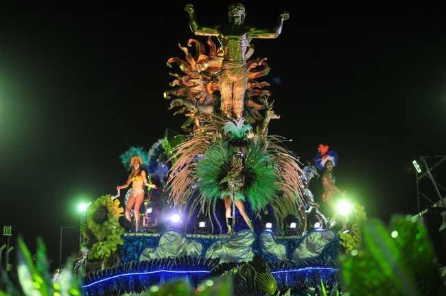 Carroza alegórica "Homenaje al Pueblo Puntano"