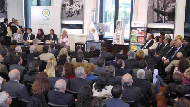 Acto de entrega de aportes a provincias destinados a escuelas técnicas