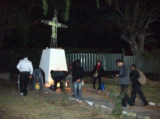 Llegada de los fieles en la noche