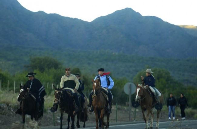 Peregrinos llegan a caballo