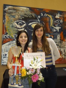 Florencia Fernández y el trofeo junto a Cintia Ramírez